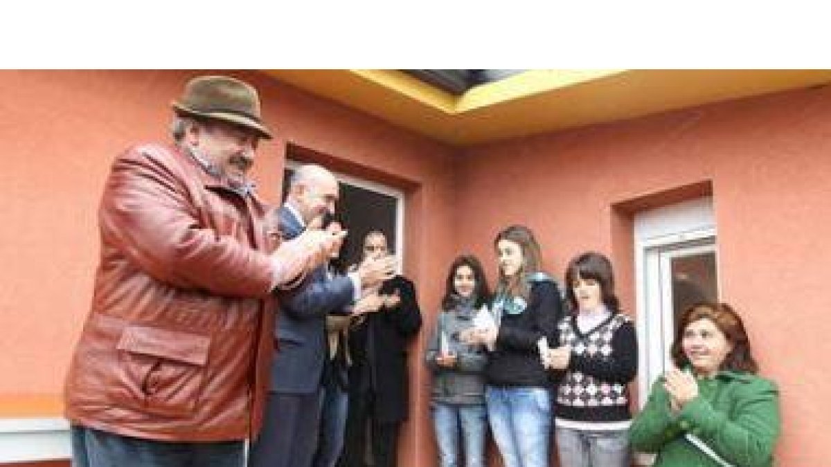 Monteserín y Carnero entregaron ayer las llaves a las familias adjudicatarias de las casas.