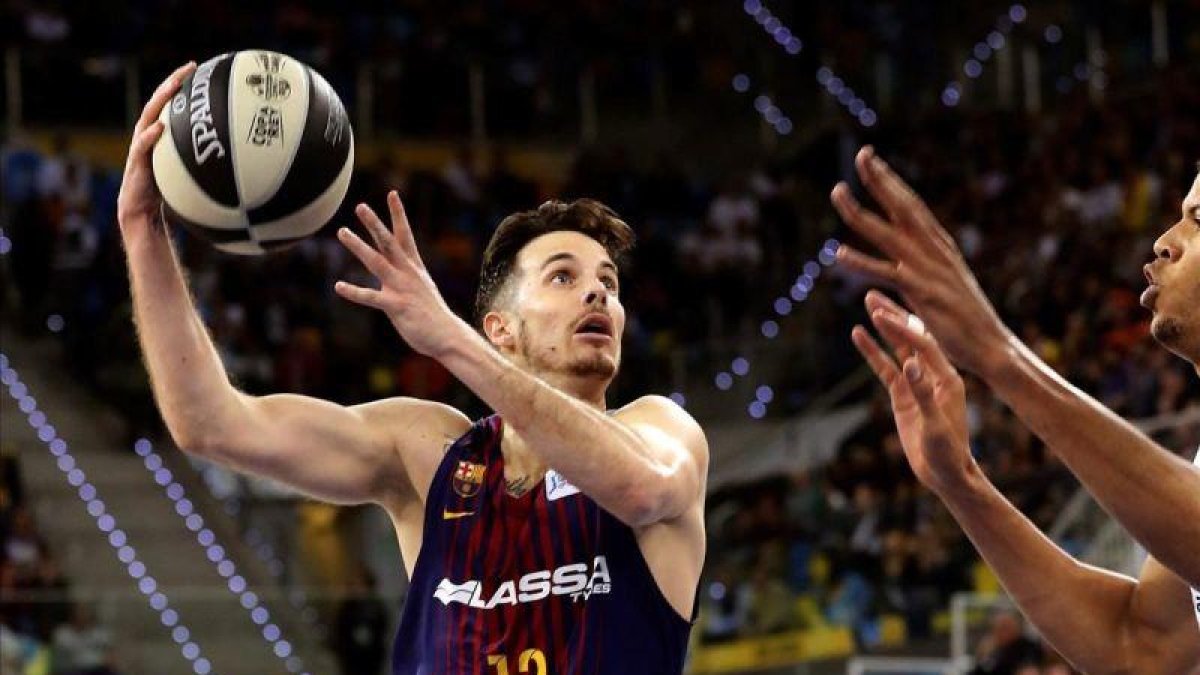 El base azulgrana Heurtel intenta un lanzamiento ante el pivot madridista Tavares.