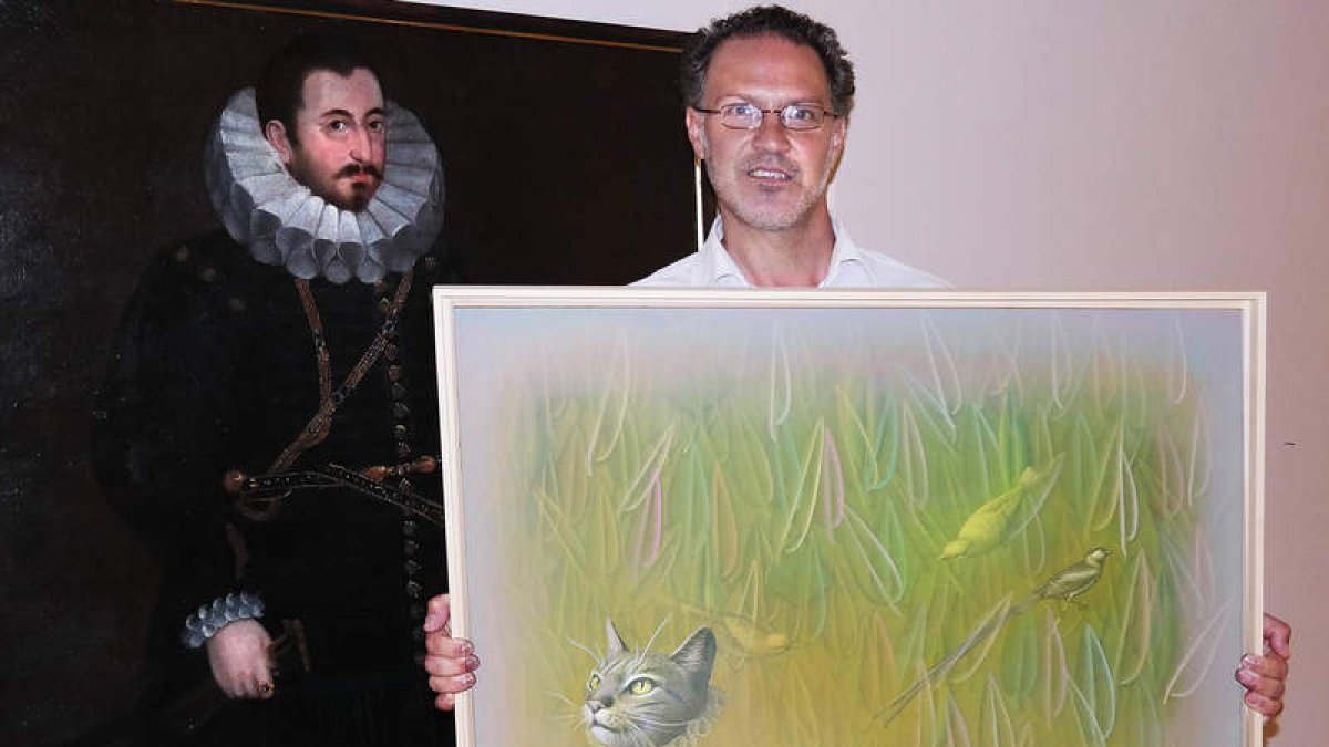 Adolfo Álvarez Barthe, con dos de las singulares creaciones que expone en el museo.