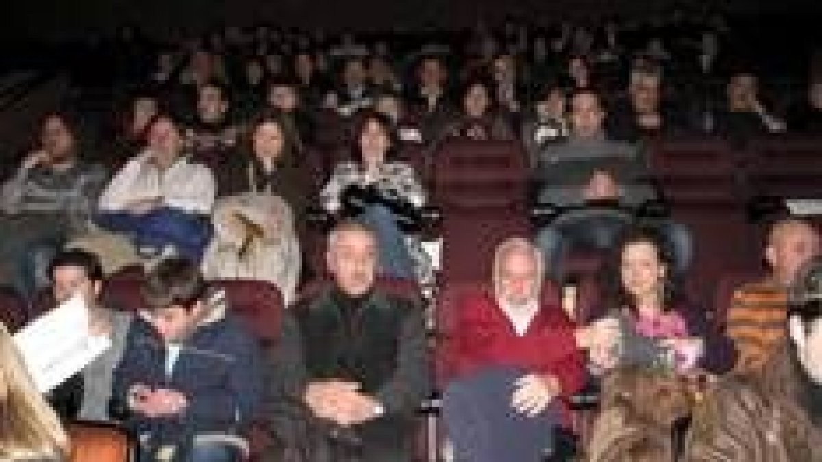 Epigmenio Rodríguez rodeado de los actores y del numeroso público momentos antes de la proyección
