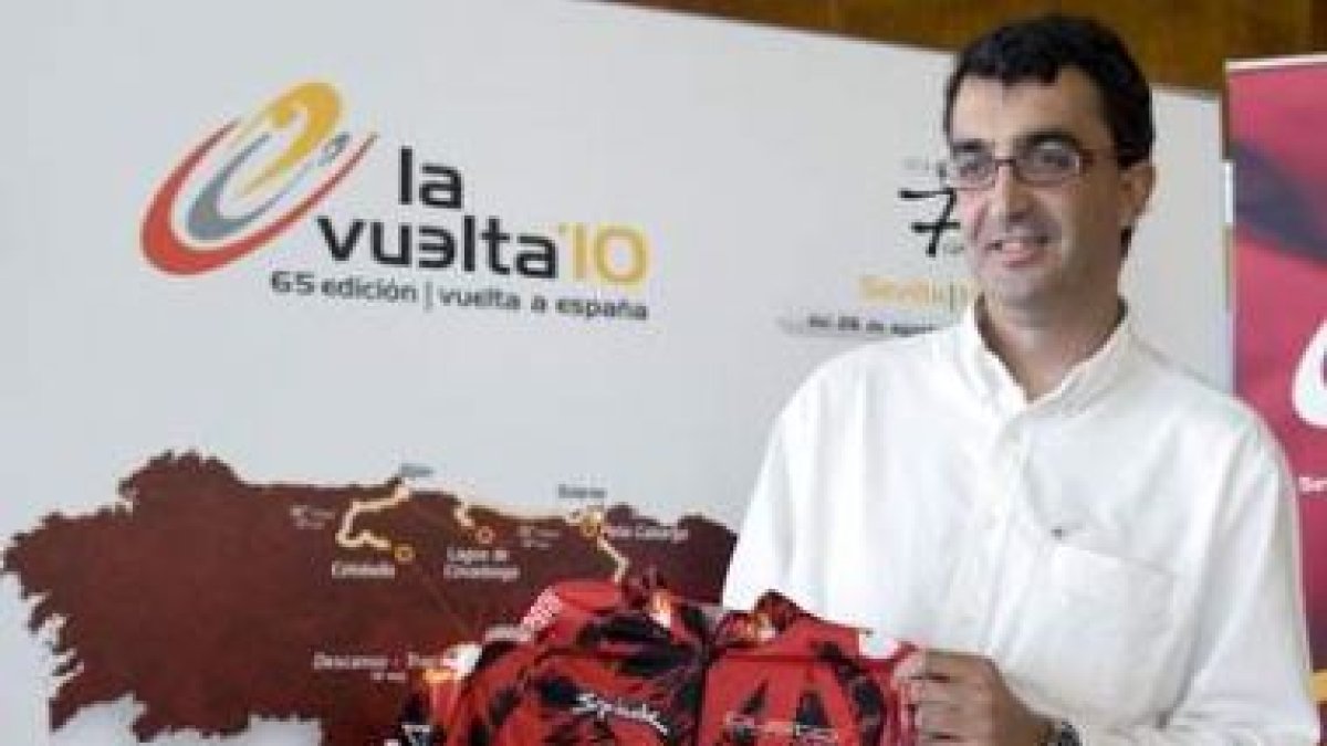 El director de la Vuelta, Javier Guillén, con el maillot de líder diseñado por Custo Dalmau.