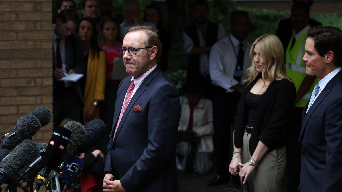 Kevin Spacey comparece a la puerta de la corte londinense de Southwark tras ser declarado no culpable de delitos sexuales a cuatro hombres. ANDY RAIN