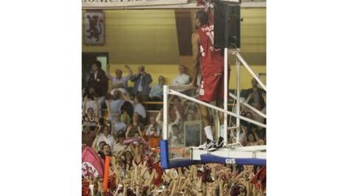 En el vestuario continuó la juerga y la alegría por el ascenso