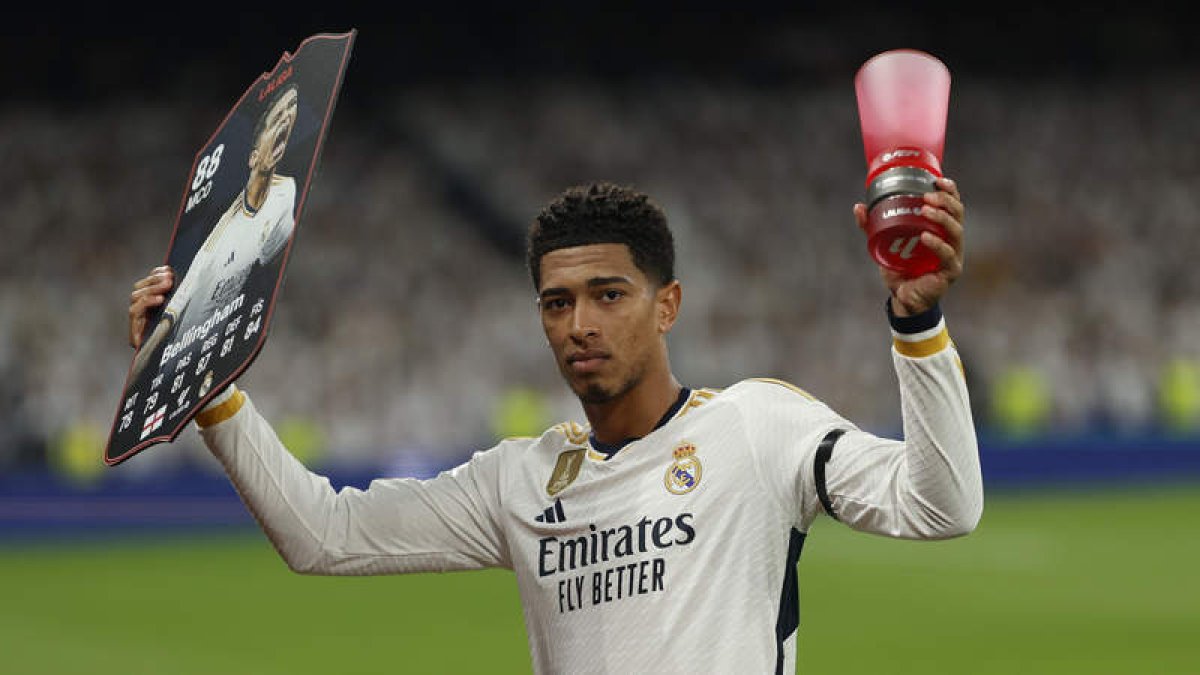 Jude Bellingham, que hace unos días ganaba el Trofeo Kopa durante la gala del Balón de Oro, logró ayer el Golden Boy. RODRIGO JIMENEZ