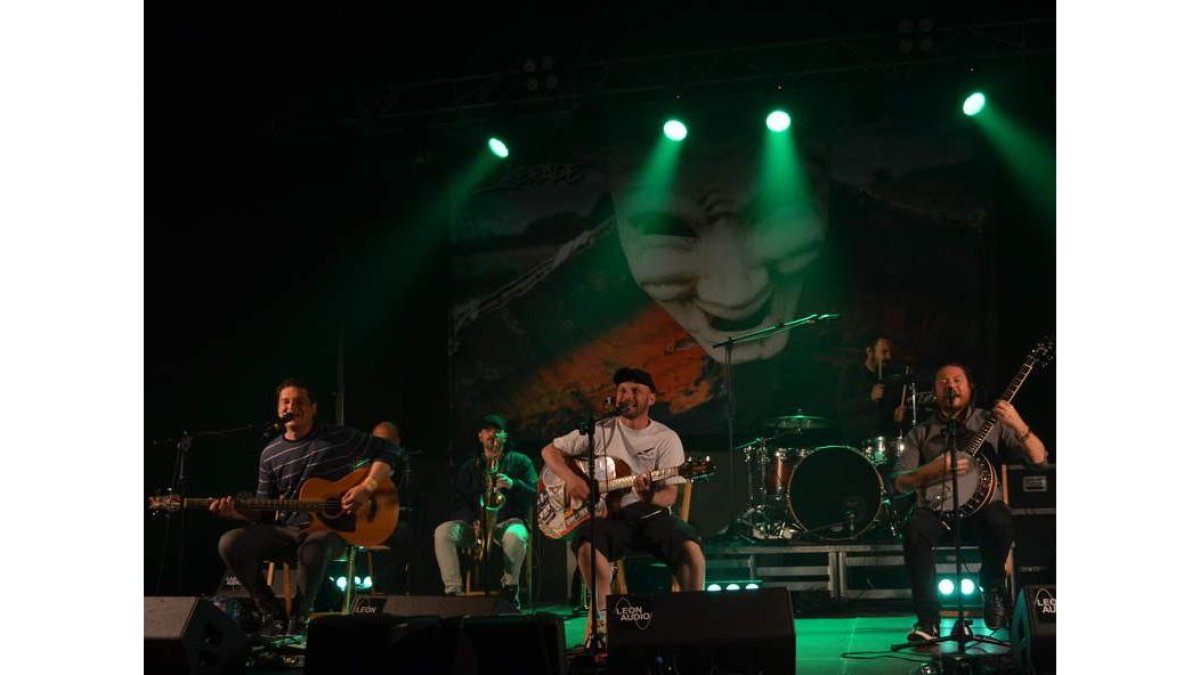 Los italianos Talco durante su concierto de ayer. MEDINA