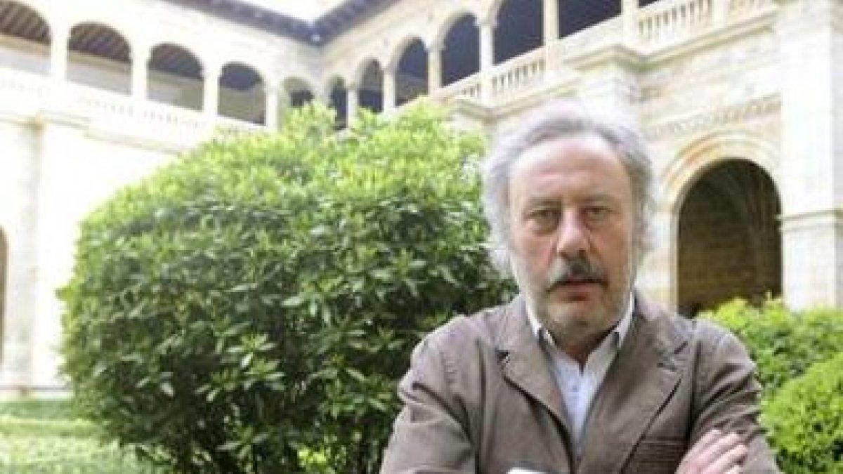 Imagen de Julio Llamazares, ayer, en el claustro de San Marcos.