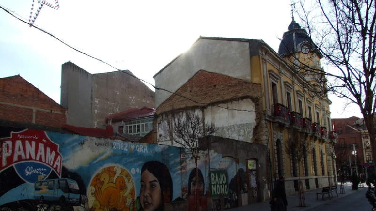 La parcela, que da a la calle Manuel Diz, se acondicionará primero como zona ajardinada.
