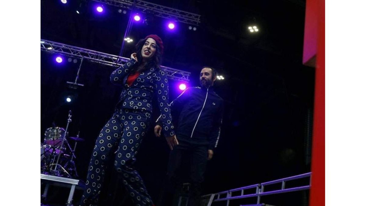 El tradicional desfile de moda ‘sixtie’ inauguró ayer El Festival Purple Weekend Estrella Galicia. FERNANDO OTERO