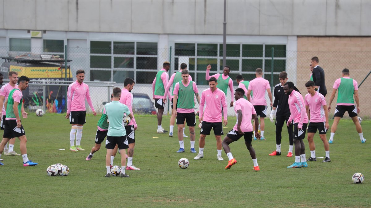 La Deportiva realizó ayer una breve sesión antes de emprender el largo viaje a Andorra. DE LA MATA