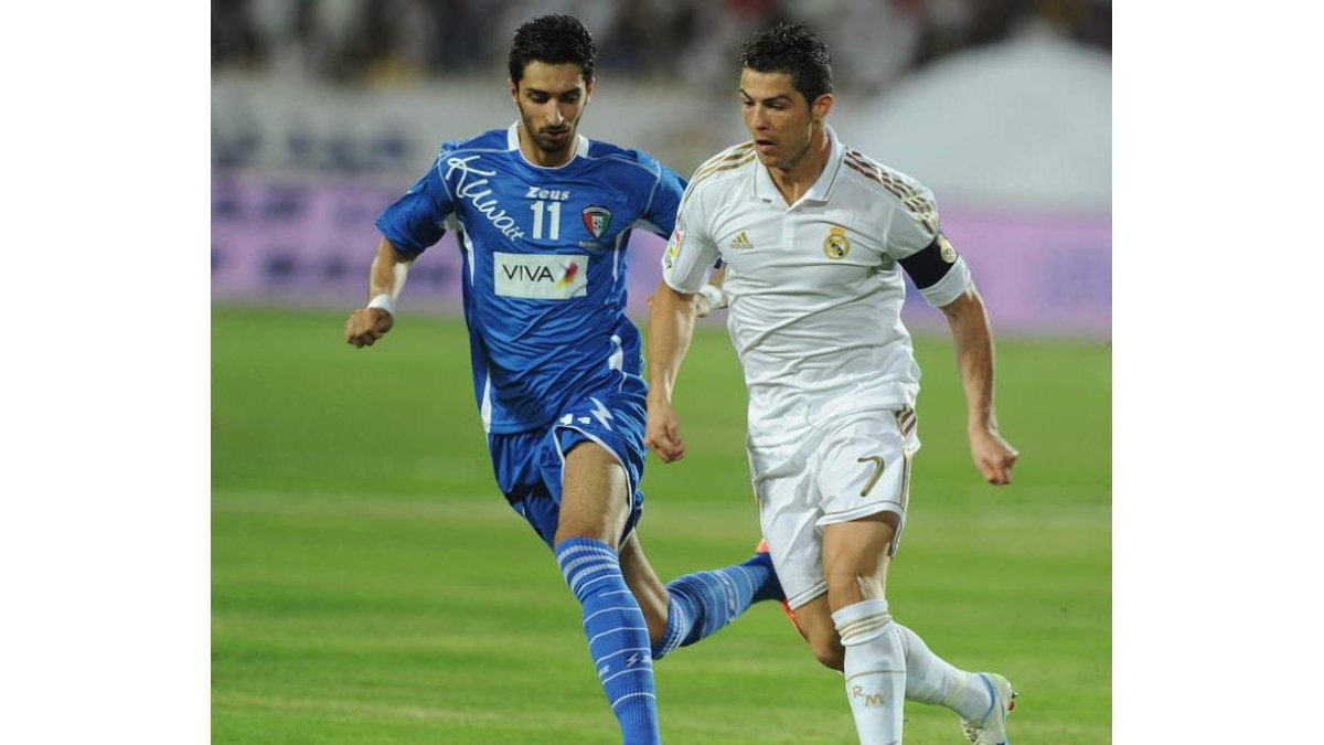 El jugador de Kuwait Fahad, a la izquierda, lucha por el balón con Cristiano, ayer el capitán.