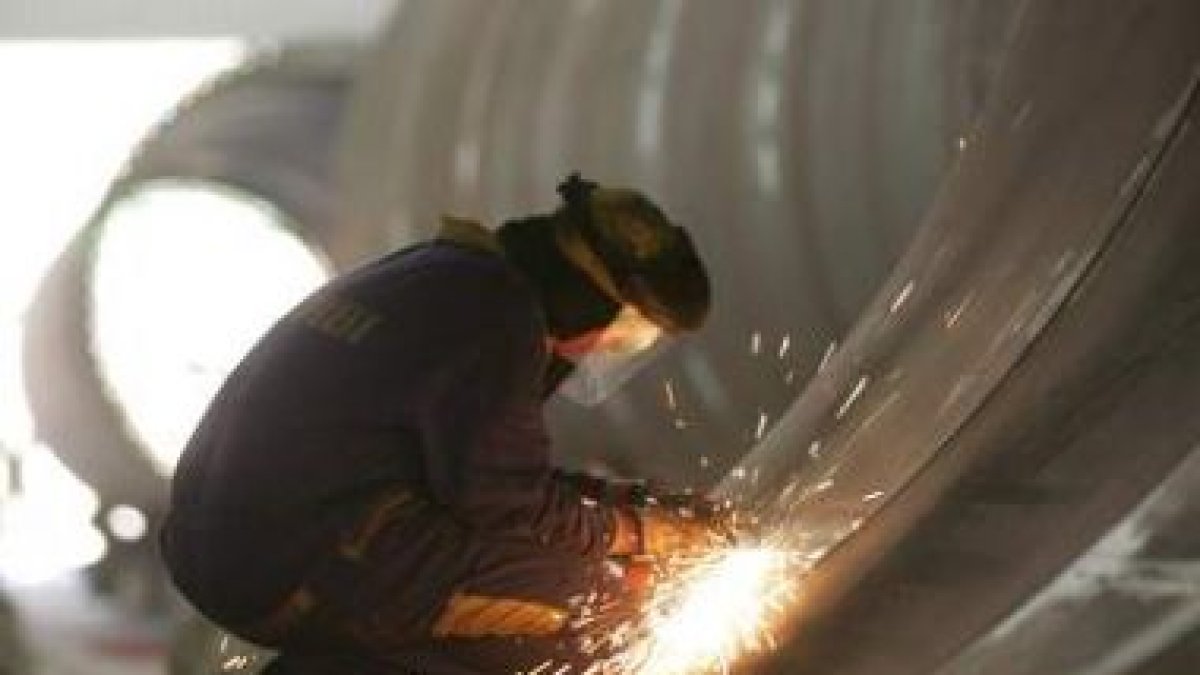 Un operario de Comonor en el Bierzo, trabajando en una torreta eólica