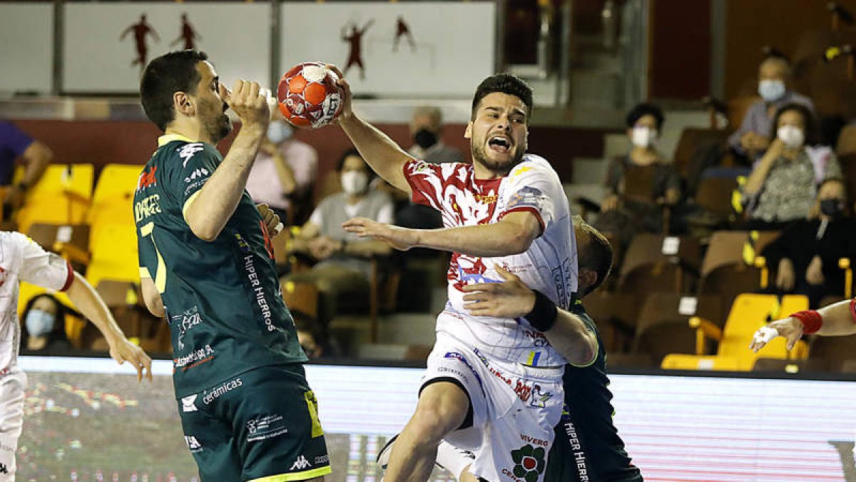 Natán Suárez, durante un partido con el Abanca Ademar. MARCIANO PÉREZ
