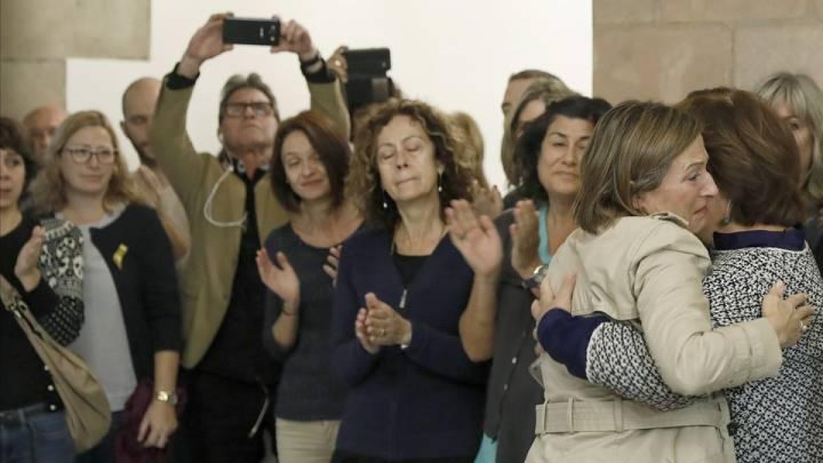 La presidenta del Parlament, Carme Forcadell, ovacionada por los trabajadores a su llegada al Parlament, tras su citación judicial ayer ante el Tribunal Supremo en Madrid.