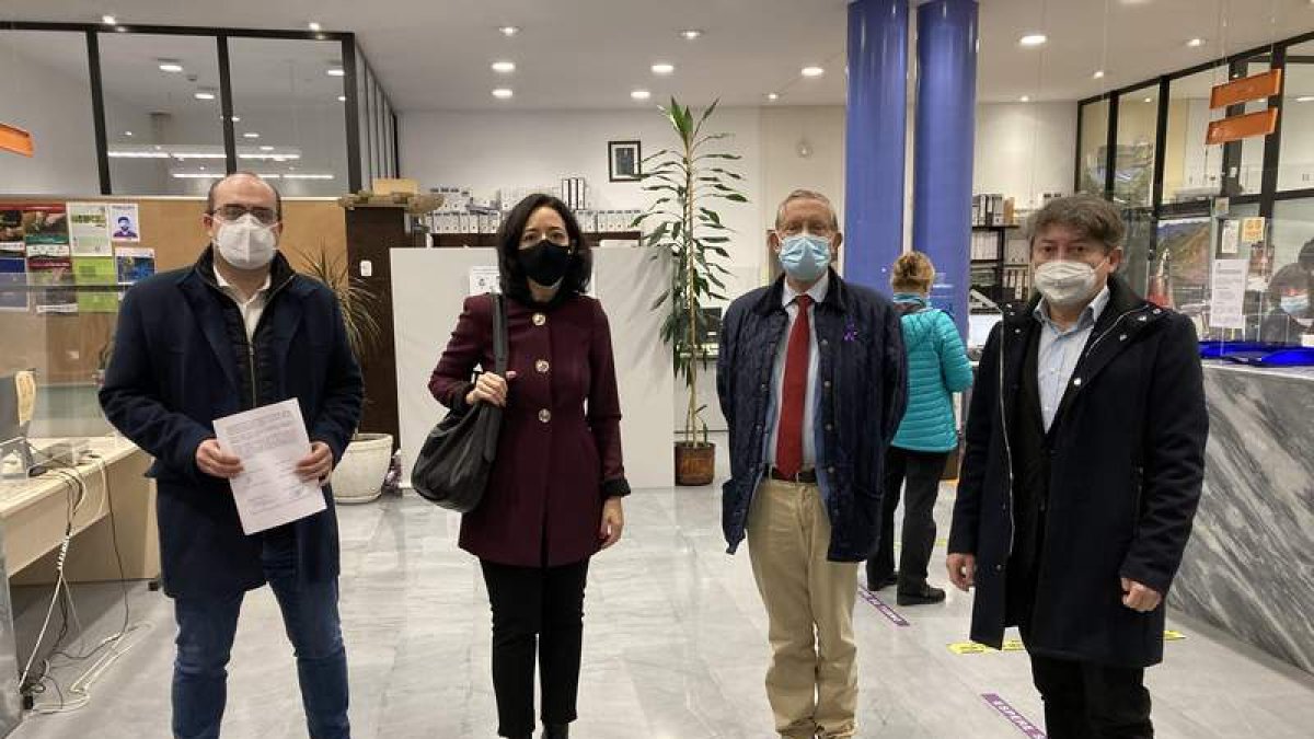 Los cuatro portavoces de la moción, ayer, en el Registro del Ayuntamiento. DL