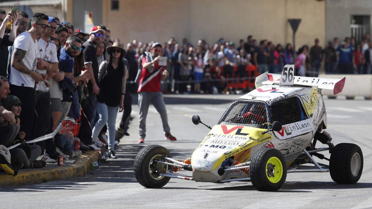 Pablo García, con su KC Brabo, se impuso en la Clase 5 de la Urban Race celebrada en el circuito urbano de La Bañeza. JESÚS F. SALVADORES