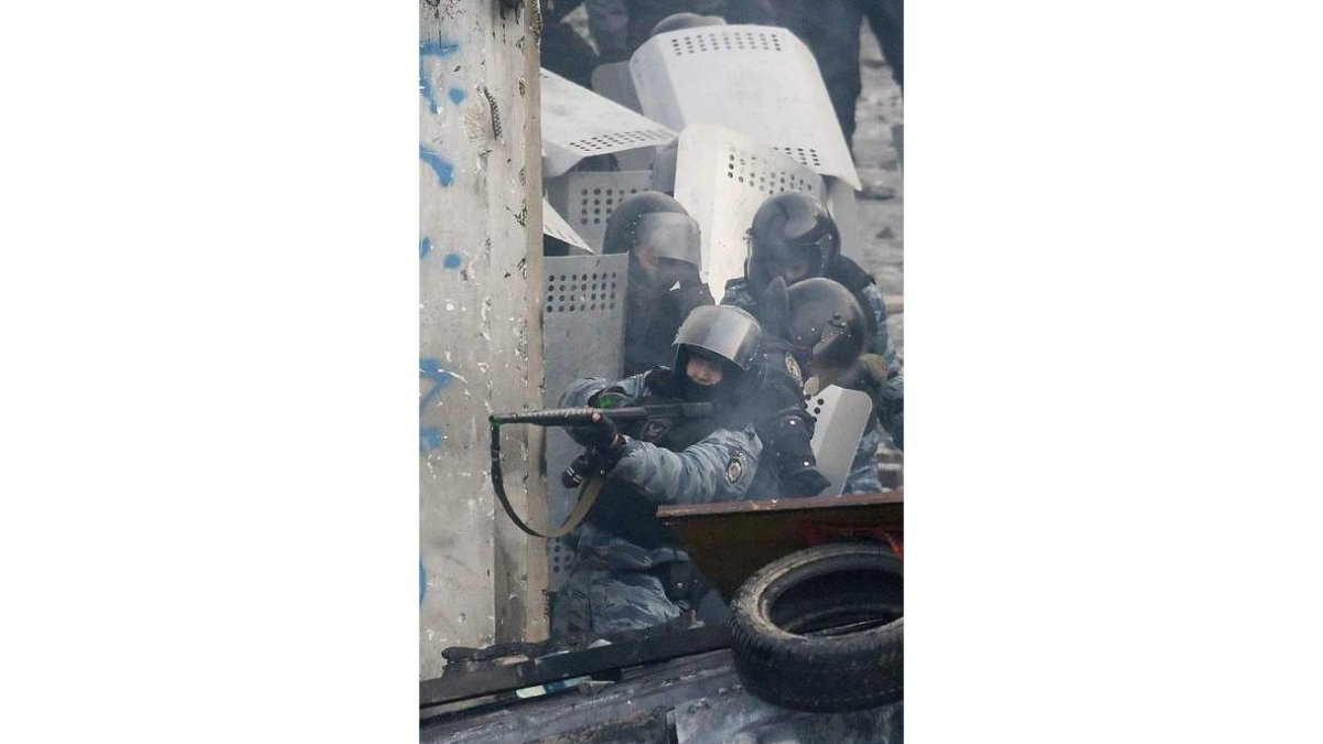 Policías antidisturbios toma posiciones en una protesta.