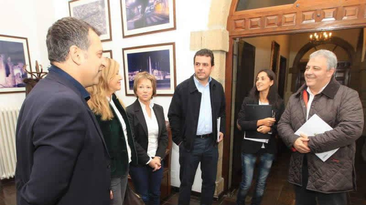 Cortés, ayer con los presidentes bercianos de Fele y Cel