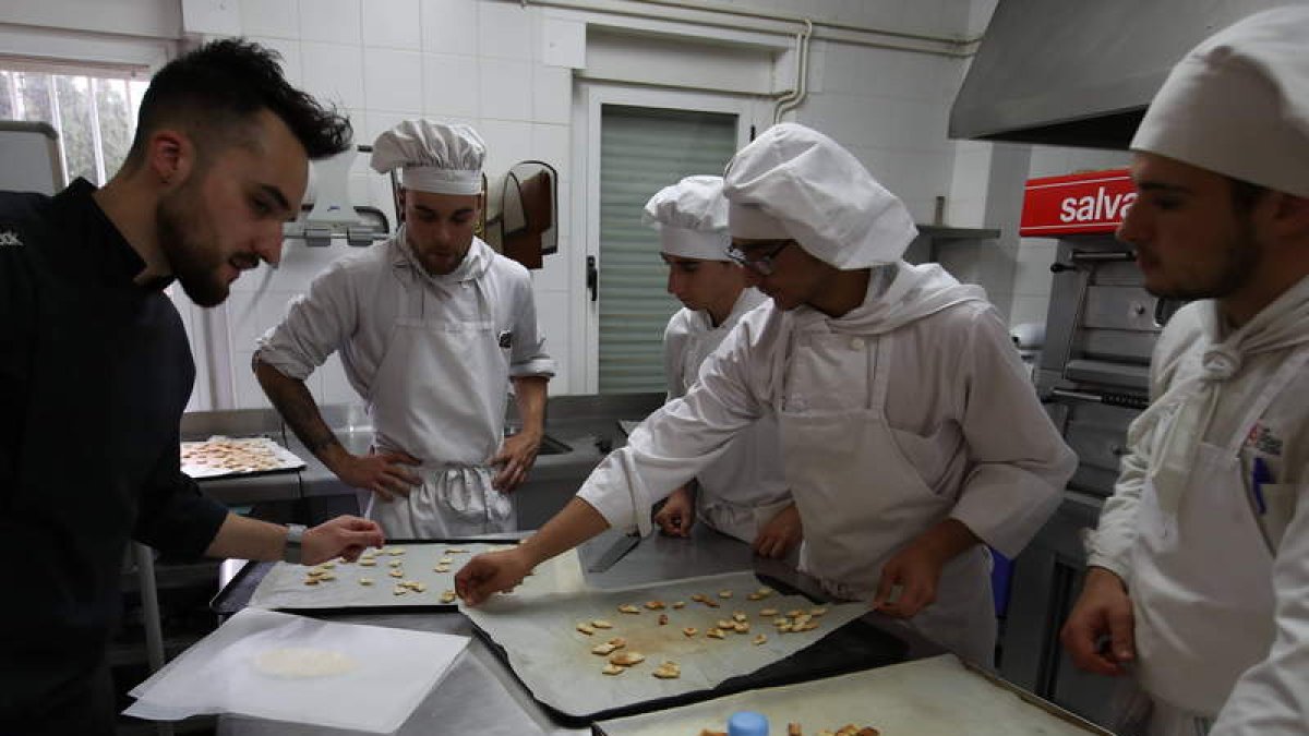 Alumnos del ciclo de hostelería del Centro Integrado de Formación Profesional Ciudad de León. RAMIRO