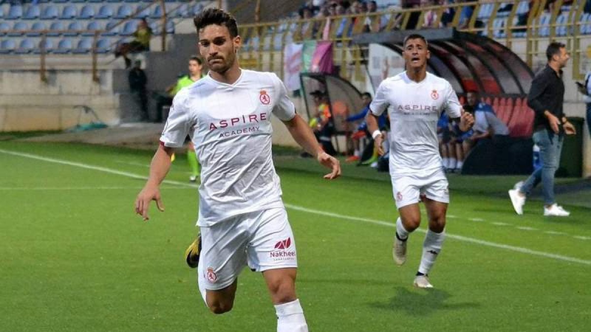 Jorge Ortiz, extremo de la Cultural, conduce el balón durante el encuentro de Copa del Rey frente al Fuenlabrada. TWITTER CULTURAL