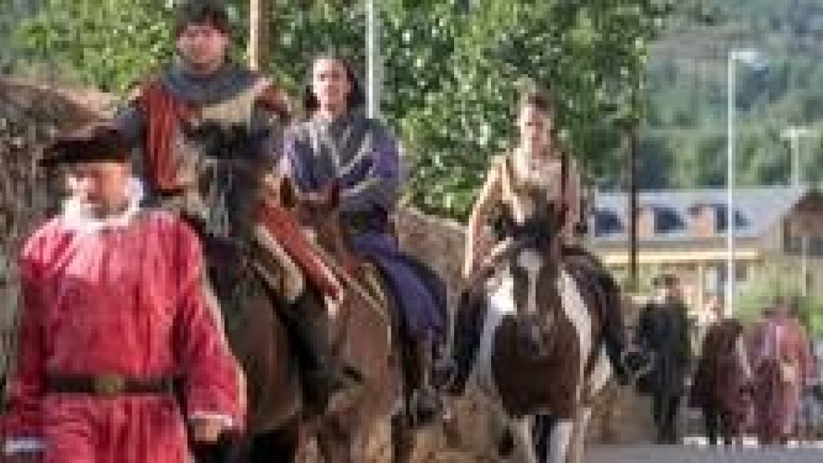 Unas doncellas medievales se refrescan con agua y abanicos