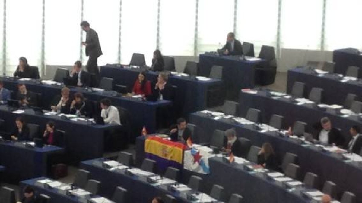 Bandera republicana en el Parlamento Europeo antes del discurso de Felipe VI.