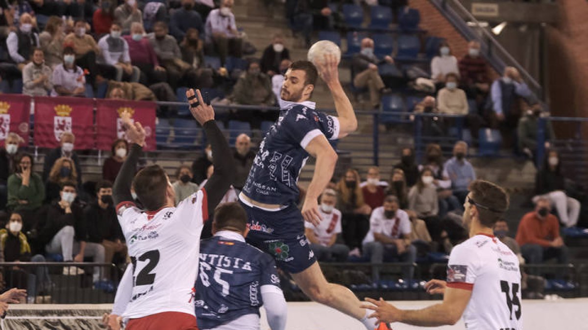 El central-lateral internacional serbio del Abanca Ademar, Marko Milosavljevic. LOF
