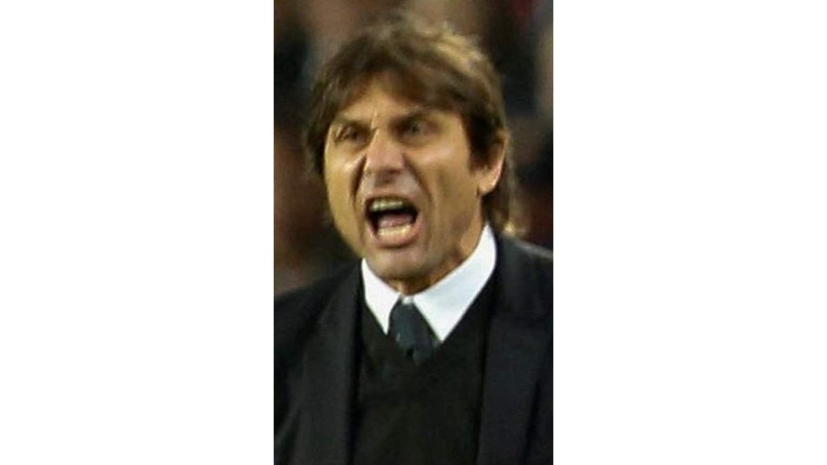 El Chelsea pidió penalti por esta caída de Marcos Alonso ante Gerard Piqué y Sergi Roberto. A. GARCÍA