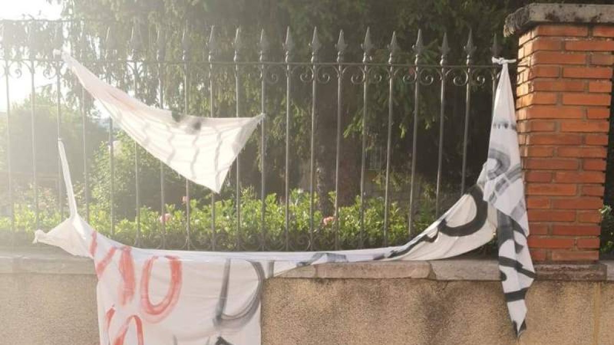 Una de las pancartas reivindicativas apareció ayer rota. DL