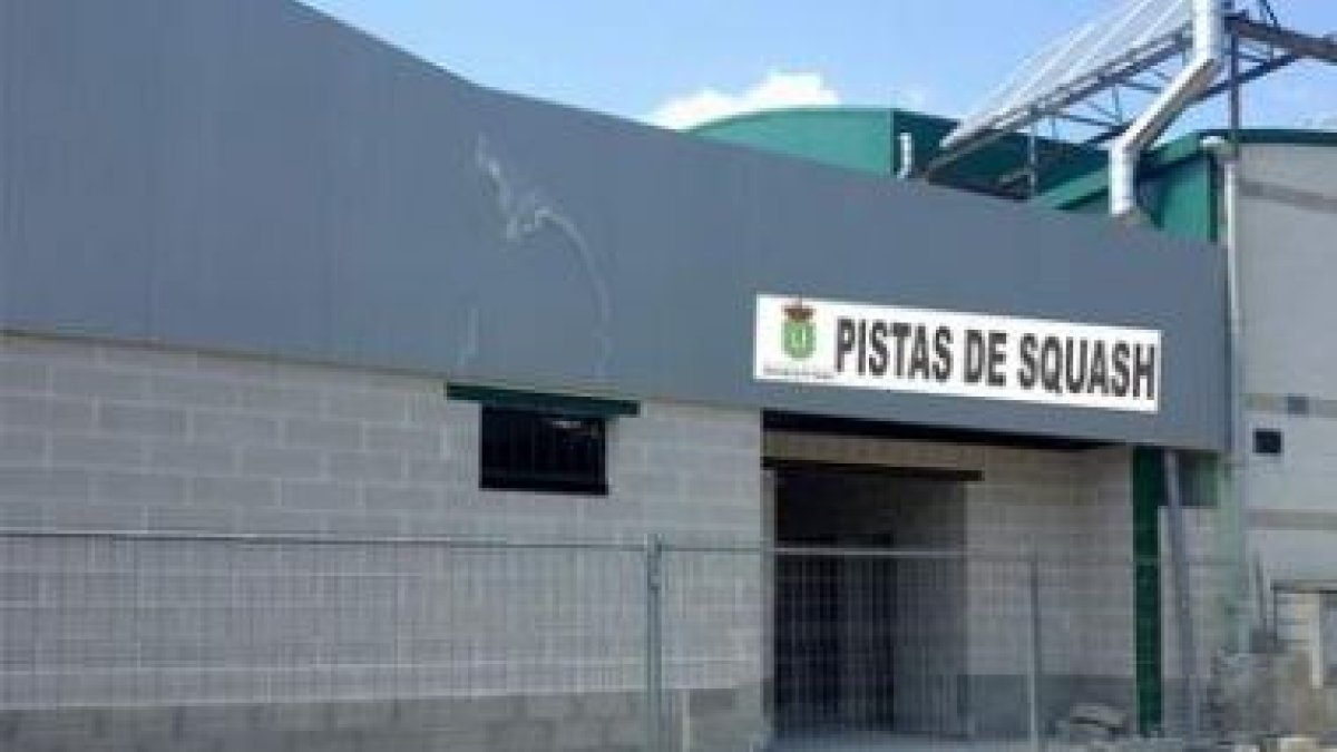 Las pistas de squash están al lado del pabellón.