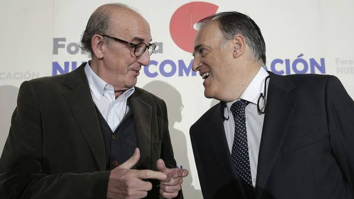 Jaume Roures, socio de Mediapro, y Javier Tebas, presidente de la Liga de Fútbol Profesional, durante un desayuno informativo, este martes.