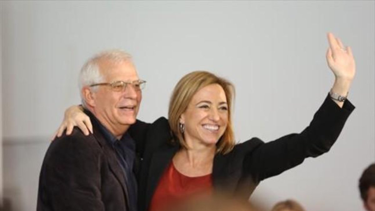 La candidata socialista Carme Chacón con Josep Borrell en un acto en Mataró, ayer.