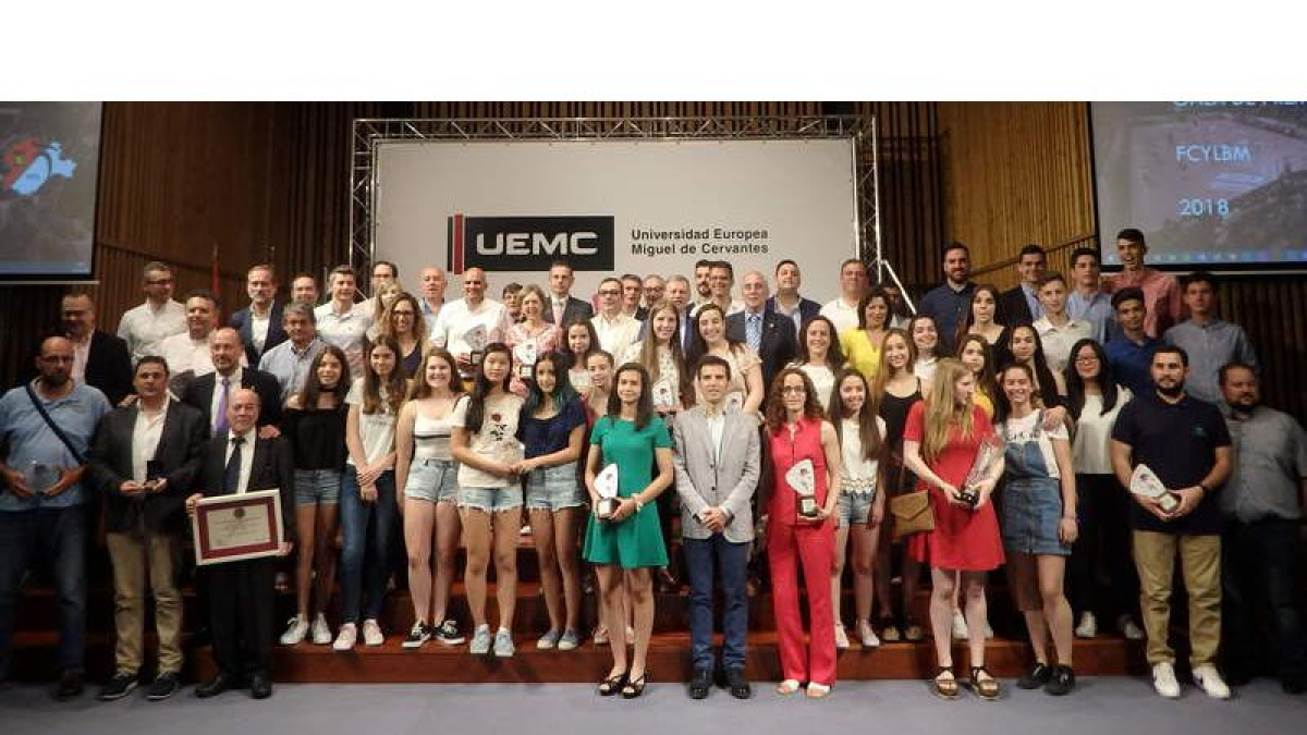 Foto de familia con todos los premiados en la gala autonómica de balonmano. DL