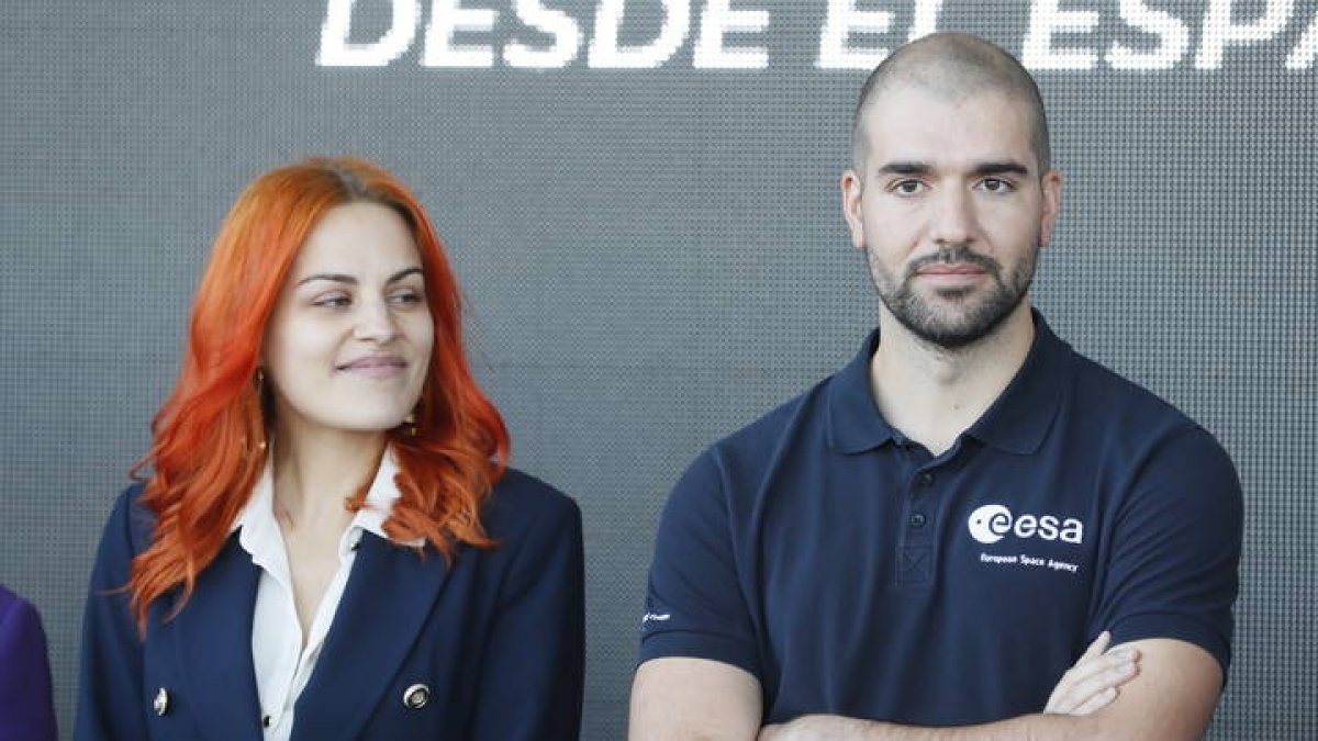 Los astronautas Sara García y Pablo Álvarez, durante la intervención de la ministra de Ciencia e Innovación en funciones, Diana Morant, en la presentación de la Semana del Espacio en el Palacio de Congresos. JOSÉ MANUEL VIDAL