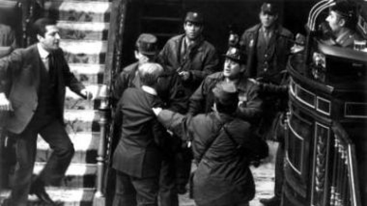 Gutiérrez Mellado se encara con los asaltantes observado por Adolfo Suárez.