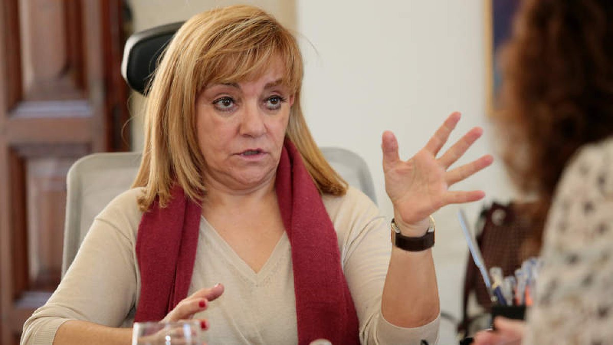 Isabel Carrasco en un momento de la entrevista en su despacho del Palacio de los Guzmanes, sede de la Diputación de León.