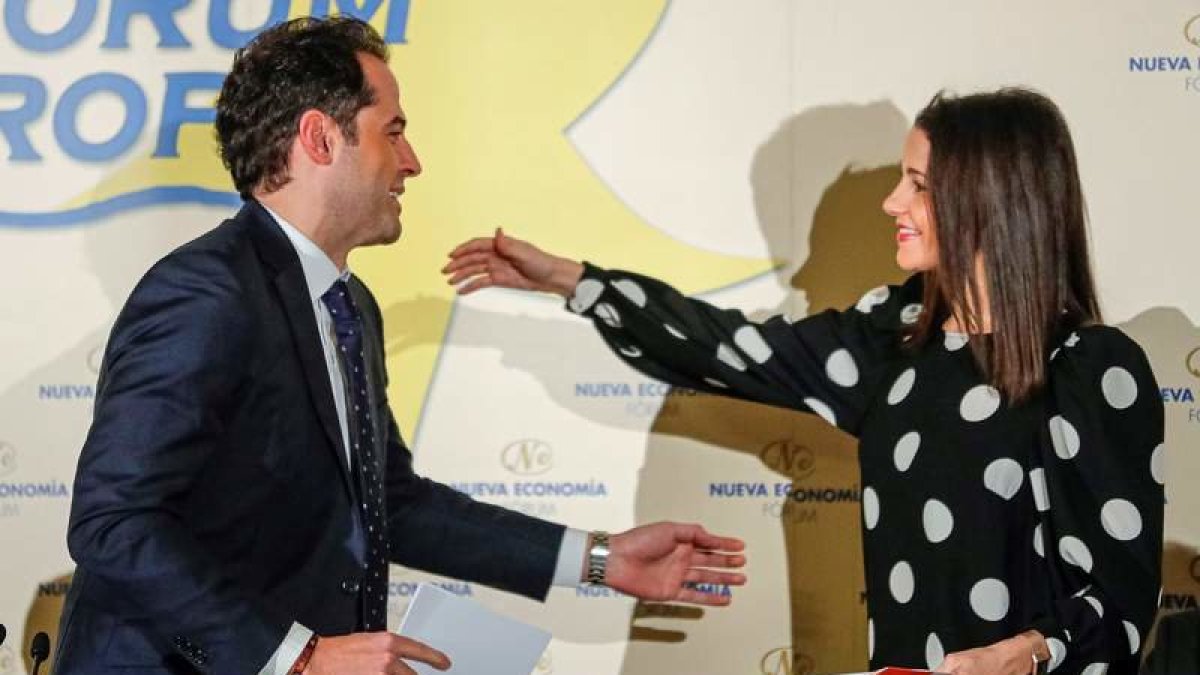 Inés Arrimadas saluda al vicepresidente de la Comunidad de Madrid, Ignacio Aguado.