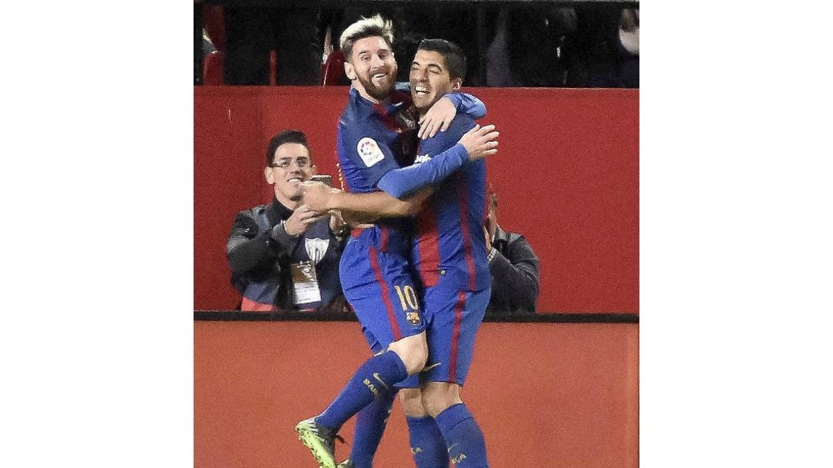 Messi y Luis Suárez celebran el segundo gol del Barcelona ante el Sevilla. RAÚL CARO