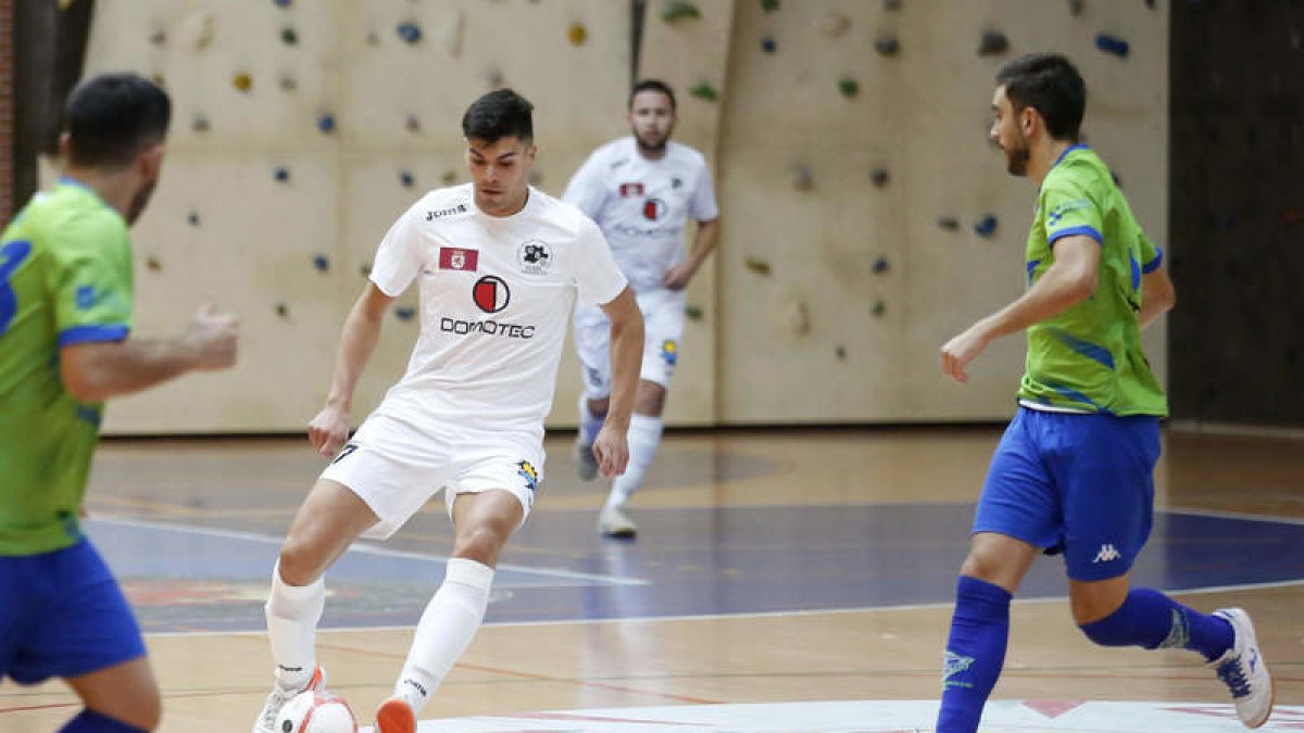 Germán marcó el segundo gol de los leoneses. FERNANDO OTERO