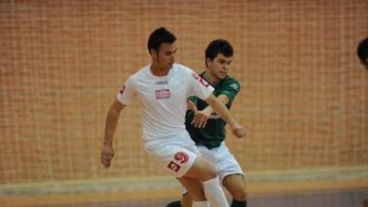 Omar, que se resintió de su lesión, es duda en el Puertas Deyma para el derbi de esta tarde.