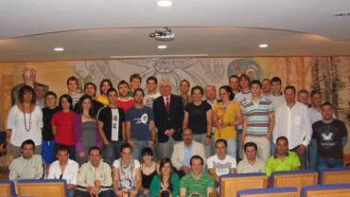 Hermida, en el centro, junto a los medallistas de la Universidad.