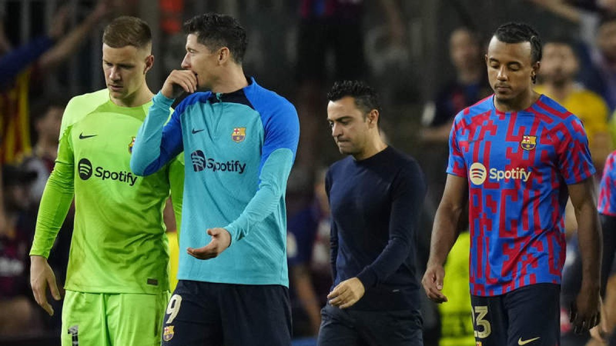 Ter Stegen, Lewandowski, Xavi y Koundé tras la derrota. FONTCUBERTA