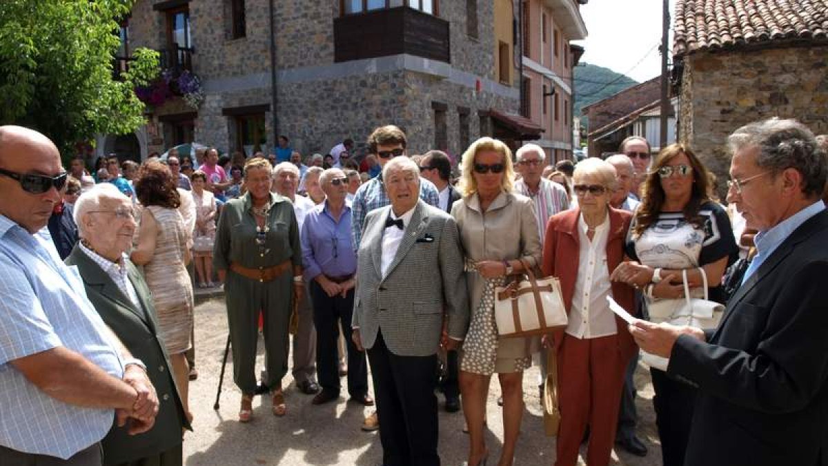 Vecinos y familiares se dieron cita en el homenaje a David Álvarez, en el centro de la imagen.
