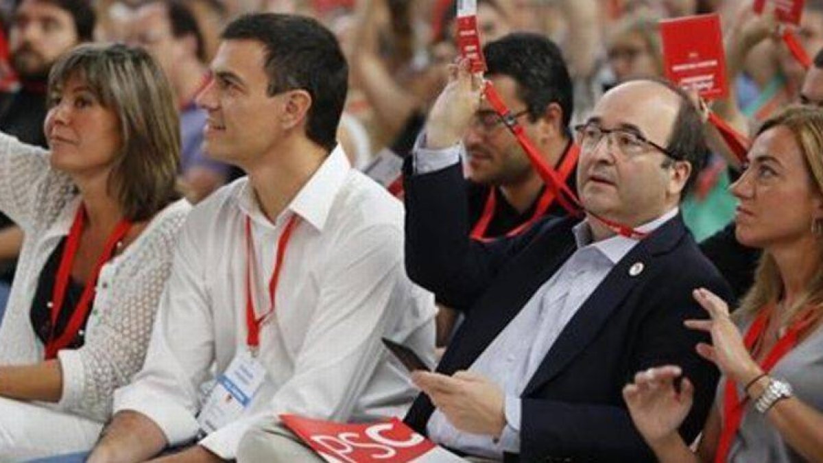 Pedro Sánchez junto a Miquel Iceta y Carme Chacón en el Congreso Extraordinario del PSC.
