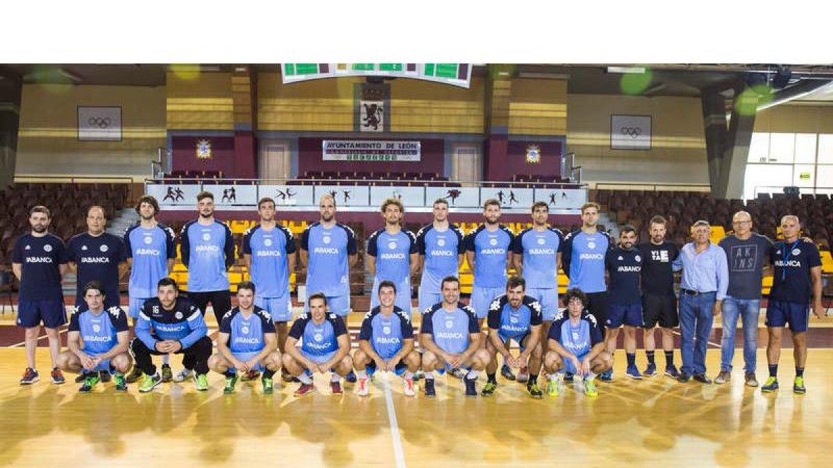 La plantilla marista inició ayer la pretemporada con la mente puesta en el primer partido preparatorio ante el Alcobendas el próximo día 15 en La Bañeza. FERNANDO OTERO