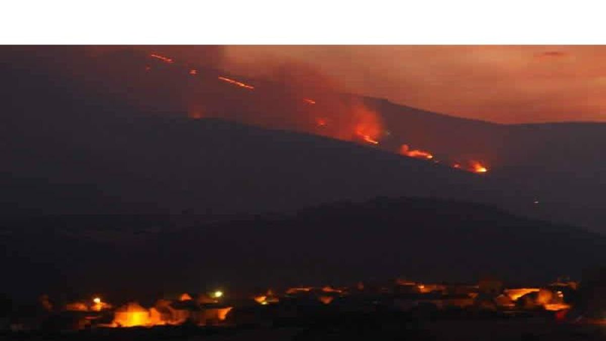 Las llamas aún permanecían activas anoche en los montes cercanos a Chana de Somoza.