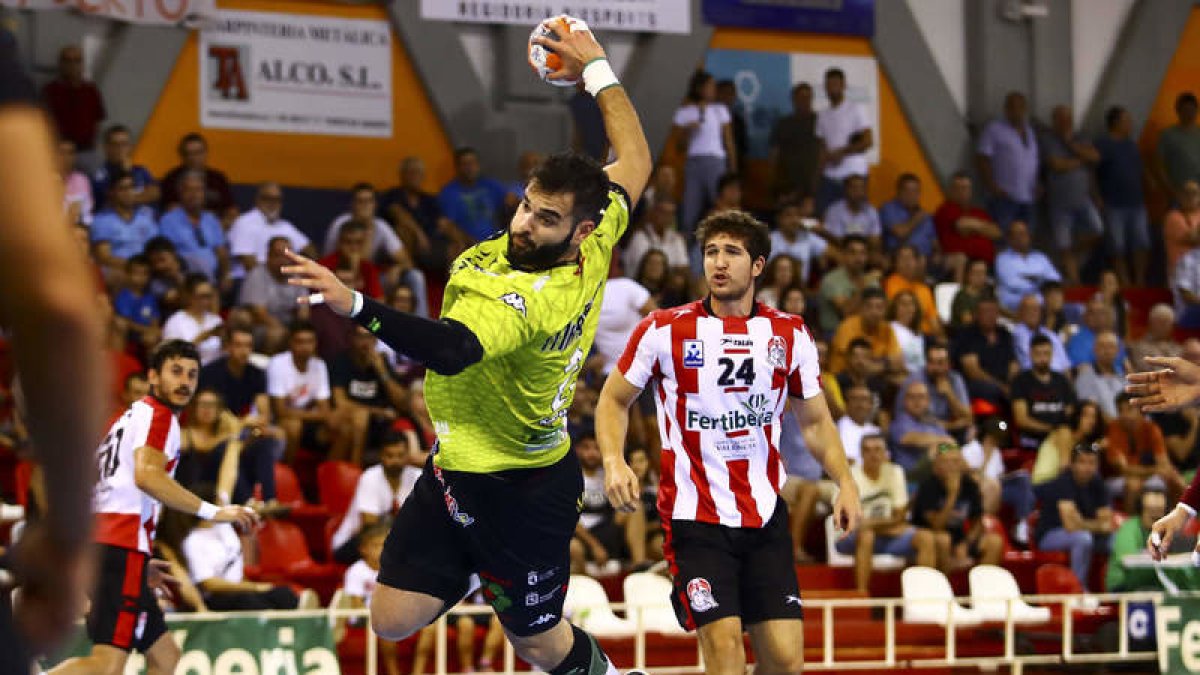 Rubén Marchán acabó con siete goles como máximo artillero del encuentro. El pivote del Abanca Ademar no falló ningún lanzamiento. FERNÁNDEZ DE VELASCO
