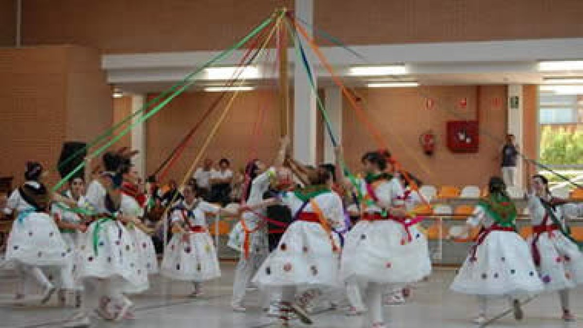 Uno de los grupos que actuó en el festival folclórico que organizó la peña El Porrón.