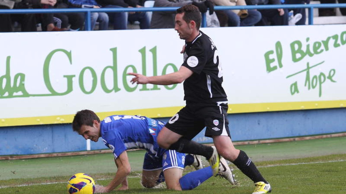 El agua caída sobre el terreno de juego de El Toralín hizo mella en el juego, en especial en la zona más próxima a la grada de Tribuna. Ambos equipos se vieron frenados por lo resbaladizo del terreno de juego.
