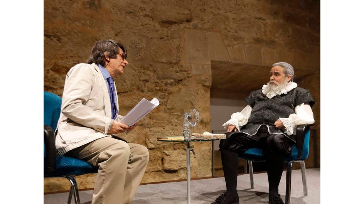 Imagen de uno de los momentos de la representación de ‘Entrevista a Cervantes’