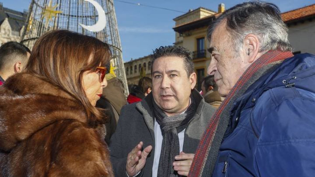 El secretario general de UPL y procurador en las Cortes, Luis Mariano Santos, asiste a la concentración leonesista convocada en la Plaza de San Marcelo de León. CARLOS S. CAMPILLO